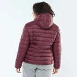 Campera puffer color borgoña con capucha y cierre frontal.