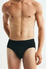 Calzoncillos slip de color negro en punto elástico, con cintura elástica y costuras planas.