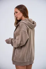 Cardigan con capucha color beige, con cierre frontal, efecto desgastado y puños acanalados.