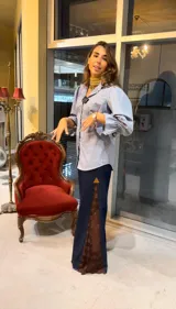 Camisa de corte oversize con estampado de cuadros en tonos grises. Presenta cuello camisero, mangas largas abullonadas y cierre frontal con botones.