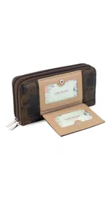 Billetera larga de diseño rectangular en tono beige, confeccionada en símil cuero con textura combinada. Cuenta con doble compartimento principal con cierre, solapa frontal con broche a presión, visor para documentos y tarjetero extraíble. Incluye monedero interno y múltiples espacios para billetes y tarjetas.