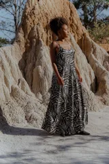 Vestido largo con estampado animal print de leopardo, breteles finos y talle único adaptable del S al XL.