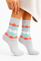 Medias de caña media con diseño de ondas en colores coral, turquesa, blanco y gris sobre base gris melange.