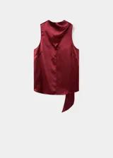 Blusa de satén color bordó con cuello drapeado y detalle de fular integrado que se sujeta en el hombro. Diseño sin mangas con tirantes anchos y corte recto.