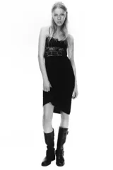 Vestido midi negro con escote recto y tirantes finos ajustables. Presenta un cuerpo superior con detalle de encaje floral y copas estructuradas, mientras que la falda es de corte recto y tejido liso.