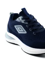 Championes deportivos Umbro modelo Vega para hombre, color azul marino con suela blanca y detalles en gris.