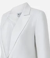 Blazer oversized de viscosa color blanco, con solapas en el cuello y cierre de un botón.