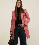 Saco largo negro confeccionado en polivelour, con solapas en el cuello, trabillas en los laterales de la cintura y cinturón franja de tejido.