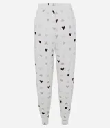Pantalón de pijama estilo jogger con estampa de corazones en tonos suaves. Presenta cintura elástica con cordón ajustable y detalle de friso lateral, confeccionado en tejido peach touch de tacto suave.