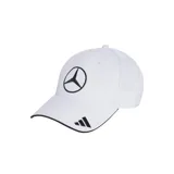Gorra Adidas negra con logo de Mercedes Benz bordado en blanco en el frente y logo de Adidas bordado en blanco en la visera.