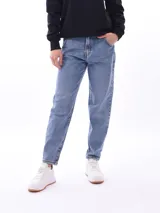 Jeans de corte mom fit en color azul claro, con tiro alto y diseño clásico de cinco bolsillos.