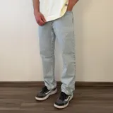 Jean de corte recto y tiro medio en tono celeste claro, confeccionado en denim con efecto lavado.
