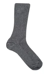 Medias grises de algodón, con elástico suave y diseño acanalado.