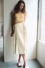Top de punto fino con estampado floral, cuello redondo y manga larga.