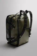 Maleta deportiva multifunción de 35 litros, confeccionada en tejido técnico color verde oliva con detalles en negro. Cuenta con compartimento principal con cierre de hebilla y cremallera, bolsillos laterales con cierre, dos asas de mano y dos asas de hombro ajustables.