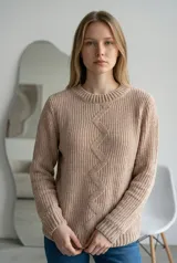 Sweater de tejido de punto chenille color beige, con cuello redondo y diseño de patrón en zigzag vertical en el centro. Presenta puños y ruedo acanalados.