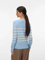 Sweater tejido de manga larga con cuello redondo y diseño a rayas horizontales en color celeste y beige. Calce regular.