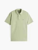 Chomba verde claro de corte regular, confeccionada en tejido piqué de algodón orgánico con un toque de elastano. Tiene cuello tipo chomba, cartera de dos botones y logo de Tommy Hilfiger bordado en el pecho.