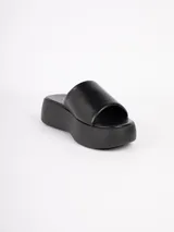 Sandalias blancas de tira ancha lisa y acolchonada, con plataforma de 5cm.