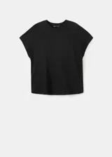 Remera negra de algodón, con diseño recto, cuello redondo y manga corta.