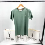 Remera verde militar de algodón, cuello redondo y logo bordado en el pecho.