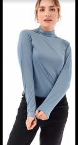 Polera celeste de microfibra con cuello alto y mangas largas.