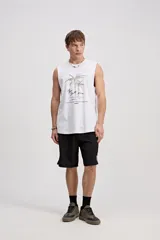 Short de baño surf fit de color salmón, con cintura fija, cordón ajustable en contraste y corte amplio.