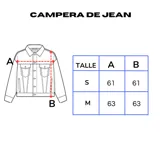 Campera de jean negra con efecto gastado y roturas. Diseño de corte amplio (boxy) con cuello, cierre frontal de botones, bolsillos con solapa en el pecho y bolsillos laterales.
