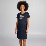 Camisón azul marino de corte recto, con mangas cortas y estampado frontal con la frase "Best Mother Ever". Cuenta con abertura frontal para facilitar la lactancia.