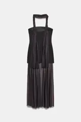 Vestido midi de escote recto con hombros descubiertos y detalle de fular integrado al tono. Presenta un cuerpo estructurado y una falda inferior semitransparente con diseño plisado. Cierre lateral con cremallera oculta.