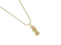 Cadena de eslabones tipo cuerda con dije de la Santa Muerte, elaborado en metal dorado con incrustaciones de circonias multicolores.