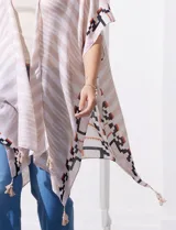 Kimono tejido con estampado de rayas azules y blancas, mangas amplias estilo japonés y terminación de ruedo con borlas azules.