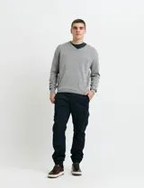 Pantalon cargo de corte ajustado en color verde grisáceo, con bolsillos laterales con solapa y puños elásticos en los tobillos.