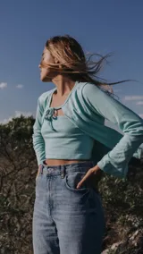 Saco abierto de punto fino, color verde menta, con mangas largas y corte corto a la cintura.