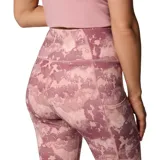 Calza deportiva de tiro alto con estampado camuflado en tonos rosados. Cuenta con tecnología Omni-Wick para absorción de humedad y bolsillo lateral en la pierna.