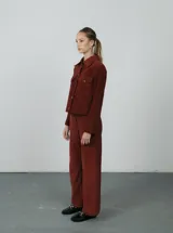 Pantalón de pana color ladrillo, de corte recto y tiro alto.