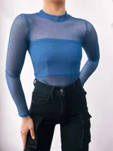 Body de red con cuello alto y mangas largas.