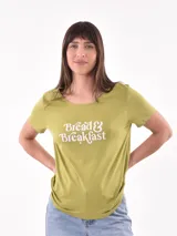 Remera verde oliva de corte clásico con cuello redondo y estampado frontal con la frase "Bread & Breakfast" en color blanco.