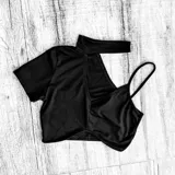 Crop top con cuello choker y manga corta, con abertura en el hombro y corte en V en el escote.