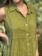 Vestido camisero color beige, sin mangas, de lino italiano con botones de nácar.