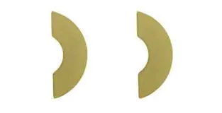 Aros de metal en color dorado con diseño geométrico en forma de semicírculo.