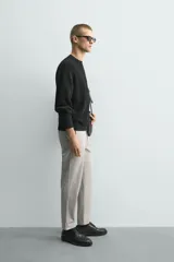 Jersey de punto con corte regular fit, cuello redondo y manga larga. Presenta un diseño de textura acanalada con acabados en rib en puños y bajo.