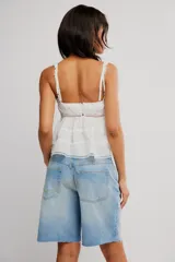 Musculosa de algodón blanca con detalles de puntilla festoneada, escote cuadrado, tiras regulables y diseño en capas con volados.