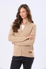 Campera tejida de abrigo color beige, con cierre frontal, cuello alto y bolsillos laterales.