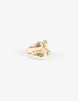 Anillo plateado con diseño minimalista de formas redondeadas.