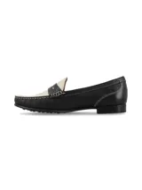 Mocasín de cuero estilo bicolores en negro y marfil, con costuras visibles a contratono y suela de goma.