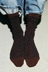 Par de calcetines con estampado animal print de leopardo en tonos marrones y beige, con acabado en rib en la parte superior.