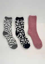Pack de tres pares de medias de chenille de media caña: un par con estampado de cebra en gris y blanco, un par con estampado de leopardo en blanco y negro, y un par liso en color rosa viejo.