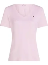 Remera de manga corta, color rosa pálido, con cuello en V y corte ajustado. Presenta el logo de Tommy Hilfiger bordado en el pecho.