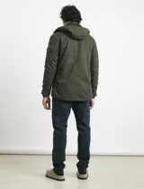 Campera de abrigo color verde militar, con capucha desmontable forrada, cierre frontal con cremallera y botones a presión. Cuenta con múltiples bolsillos: dos en el pecho con cierre, dos en la cintura con botones y un bolsillo en la manga. El interior está forrado para mayor calidez.